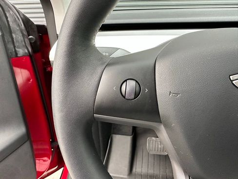 Used 2022 Tesla Model Y Long Range image 18