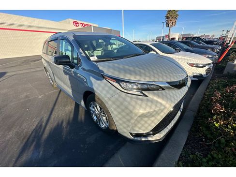 Used 2023 Toyota Sienna XSE image 2