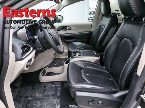 Used 2023 Chrysler Pacifica Touring-L image 14