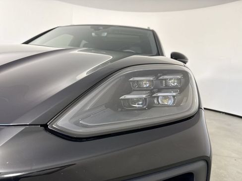 Certified 2025 Porsche Cayenne AWD/4WD image 11