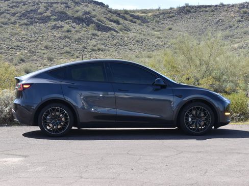 Used 2024 Tesla Model Y Long Range image 9