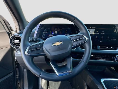 Used 2025 Chevrolet Equinox LT w/ Convenience Package II image 11