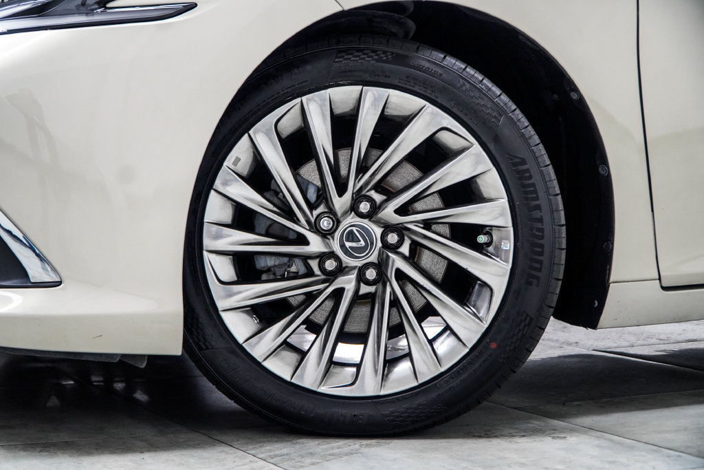 Used 2022 Lexus ES 350 Ultra Luxury w/ Accessory Package 2 FWD image 8