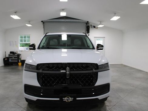 New 2026 Lincoln Navigator Reserve w/ Jet Appearance Package AWD/4WD image 2