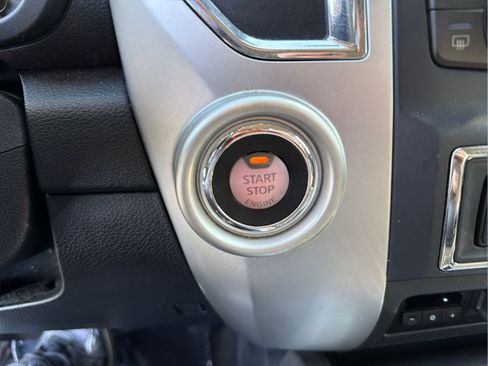 Used 2020 Nissan Titan SV w/ SV Convenience Package RWD image 23