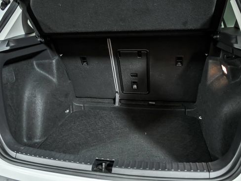 Certified 2023 Volkswagen Taos SE w/ Panoramic Sunroof Package FWD image 9