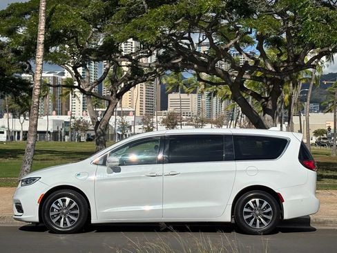 Used 2022 Chrysler Pacifica Touring-L w/ Uconnect Theater Family Group image 2