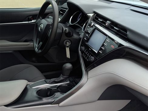 Used 2020 Toyota Camry LE image 31