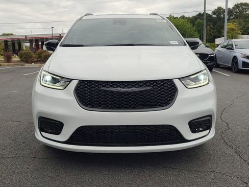 New 2026 Chrysler Pacifica Limited w/ Uconnect Theater Family Group image 18