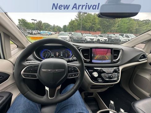 Used 2024 Chrysler Pacifica Touring-L FWD image 12