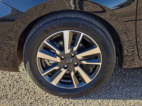 Used 2025 Nissan Versa SV image 10