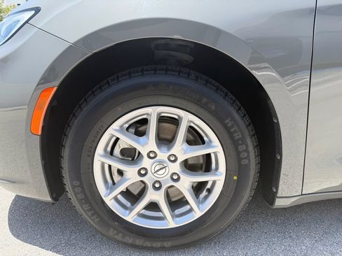 Used 2022 Chrysler Pacifica Touring-L FWD image 9