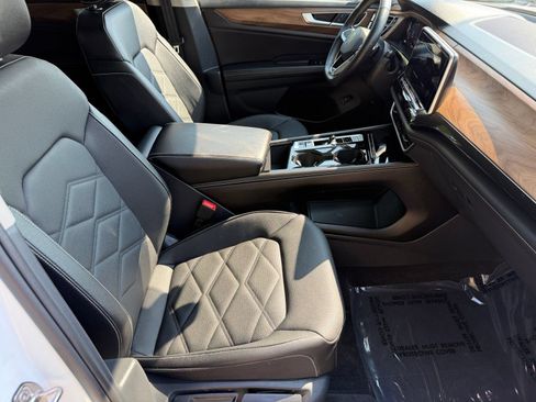 Used 2025 Volkswagen Atlas SE FWD image 23