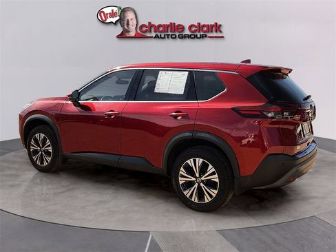Used 2021 Nissan Rogue SV image 2