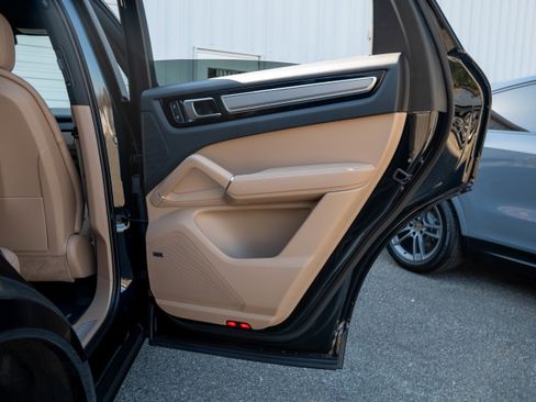 Certified 2023 Porsche Cayenne Platinum Edition image 36