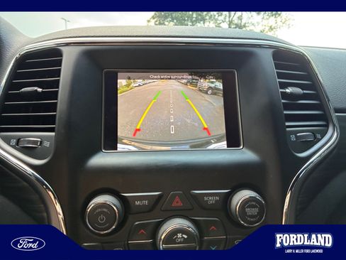 Used 2021 Jeep Grand Cherokee Laredo AWD/4WD image 28