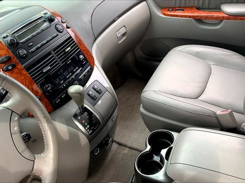 Used 2010 Toyota Sienna XLE w/ Towing Prep Pkg FWD image 15