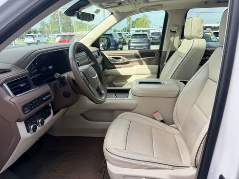 Used 2022 GMC Yukon XL Denali w/ Denali Premium Package image 12