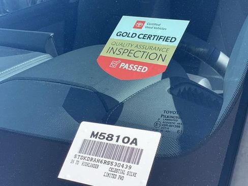 Certified 2024 Toyota Highlander Limited FWD image 40