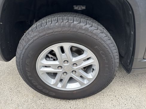 Used 2025 Jeep Grand Cherokee Laredo RWD image 17