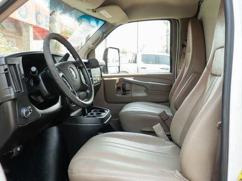 Used 2015 Chevrolet Express 4500 RWD image 24