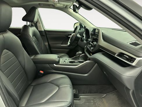 Used 2023 Toyota Highlander XLE AWD/4WD image 15