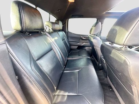 Used 2019 Toyota Tacoma TRD Sport AWD/4WD image 28