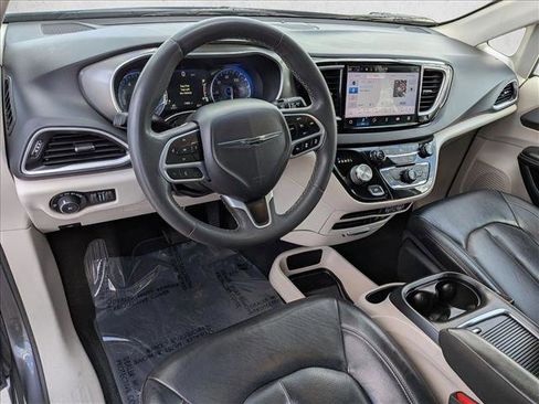 Used 2022 Chrysler Pacifica Touring-L FWD image 10