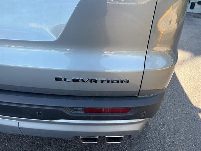 Used 2025 GMC Acadia Elevation w/ Elevation Premium Package AWD/4WD image 4