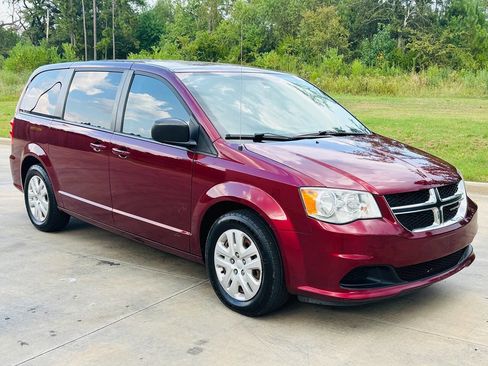 Used 2018 Dodge Grand Caravan SE w/ UConnect Hands-Free Group image 3