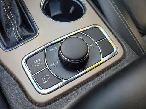 Used 2017 Jeep Grand Cherokee Limited image 27