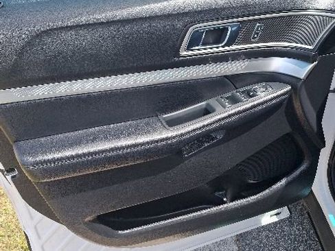 Used 2017 Ford Explorer XLT w/ Equipment Group 202A AWD/4WD image 8