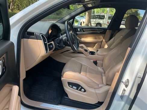 Used 2020 Porsche Cayenne AWD/4WD image 5