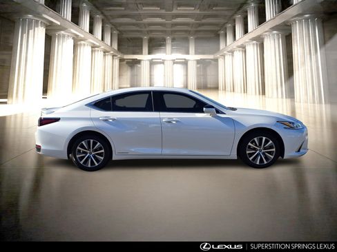 Certified 2019 Lexus ES 300h w/ Accessory Package image 4