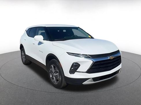 Used 2025 Chevrolet Blazer LT FWD image 3