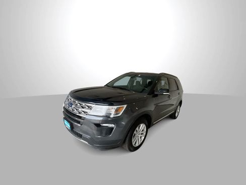 Used 2018 Ford Explorer XLT AWD/4WD image 4
