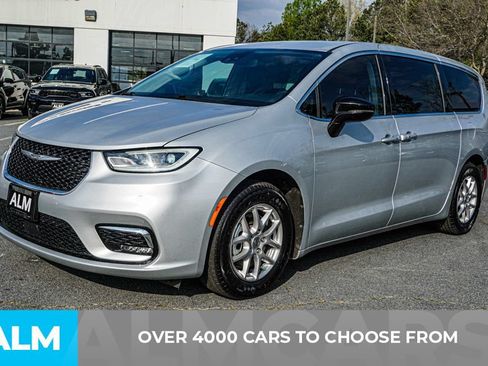 Used 2024 Chrysler Pacifica Touring-L FWD image 2