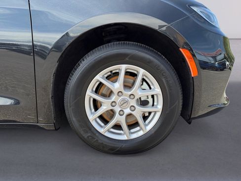 Used 2023 Chrysler Pacifica Touring-L FWD image 9