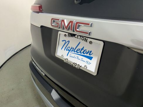 Used 2022 GMC Acadia SLE w/ Driver Convenience Package FWD image 9