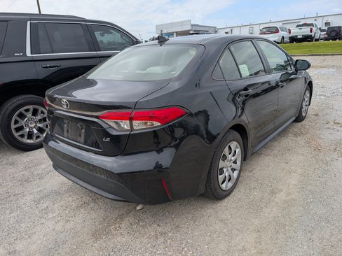 Used 2022 Toyota Corolla LE image 3