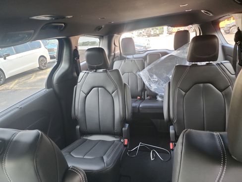 New 2026 Chrysler Pacifica Select image 33
