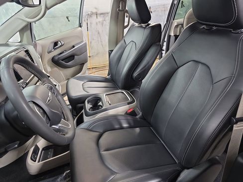 Used 2023 Chrysler Pacifica Touring-L FWD image 18