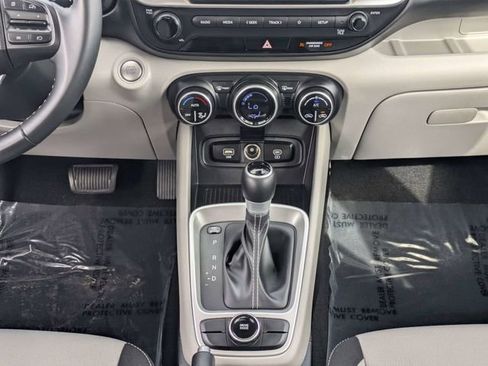 Used 2025 Hyundai Venue SEL image 19