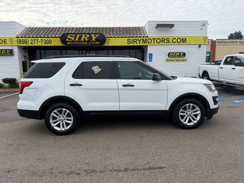 Used 2016 Ford Explorer FWD image 2