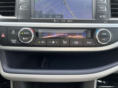 Used 2018 Toyota Highlander XLE AWD/4WD image 21