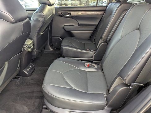 Used 2022 Toyota Highlander Limited image 20