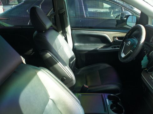 Used 2020 Toyota Sienna SE Premium image 3