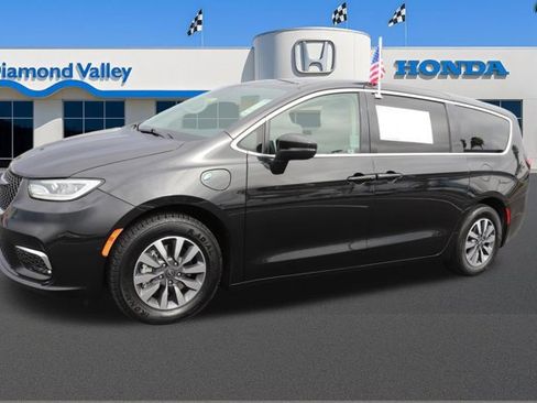 Used 2023 Chrysler Pacifica Touring-L FWD image 3
