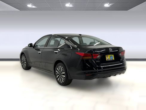 Used 2023 Nissan Altima 2.5 SV AWD/4WD image 2