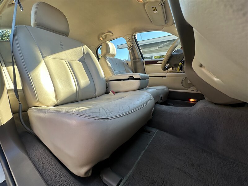 Used 2004 Lincoln Town Car Ultimate RWD image 13